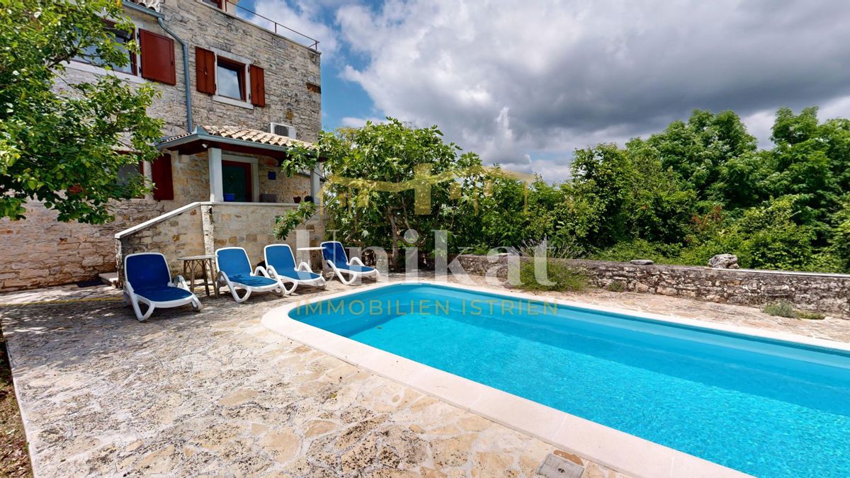 Renovirana kamnita hiša s bazenom